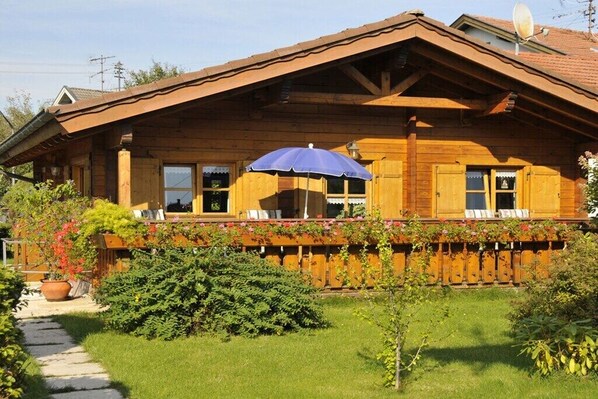 Property grounds - Apartment near West Hamburg (Neubeuern)