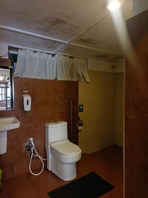 Shared Dormitory | Bilik Mandi