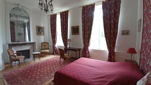3 bedrooms, iron/ironing board, WiFi, bed sheets - Château de Heuqueville, 7-person gîte, Normandy between Giverny and Rouen (Heuqueville)