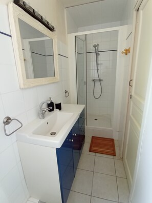 Haartrockner, Handtücher, Toilettenpapier