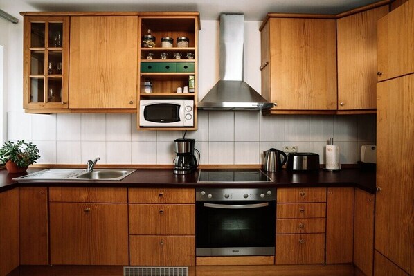 Kühlschrank, Mikrowelle, Ofen, Herdplatte