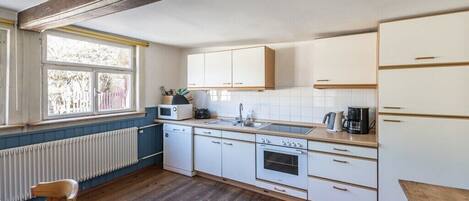 Fridge, oven, stovetop