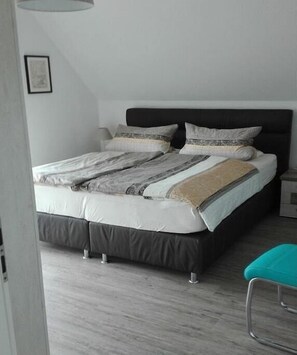 2 Schlafzimmer, Bügeleisen/Bügelbrett