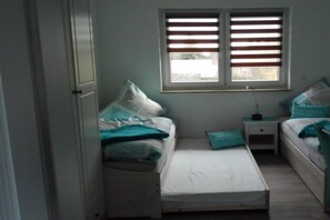 2 Schlafzimmer, Bügeleisen/Bügelbrett