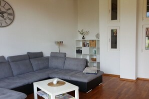 Smart TV, table tennis