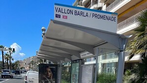 A bus stop with a sign for Vallon Barla / Promenade, featuring a Chanel advertisement. - The blue tide  (Nice)