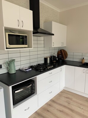 Four à micro-ondes, un four, surface de cuisson