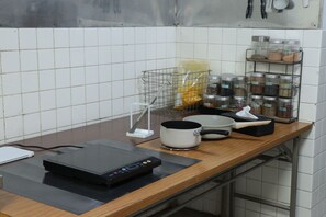 Mini-frigorifero, microonde, forno, piano cottura