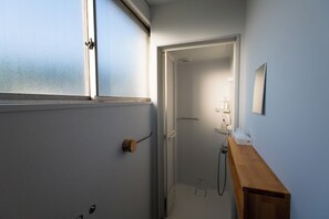Douche, sèche-cheveux, toilettes avec bidet électronique