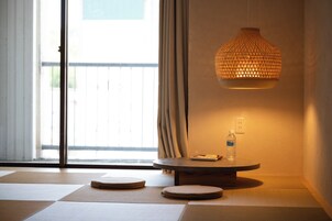 Habitación de diseño con 2 camas individuales, no fumadores, baño compartido | Decoración individual, mobiliario individual, wifi gratis