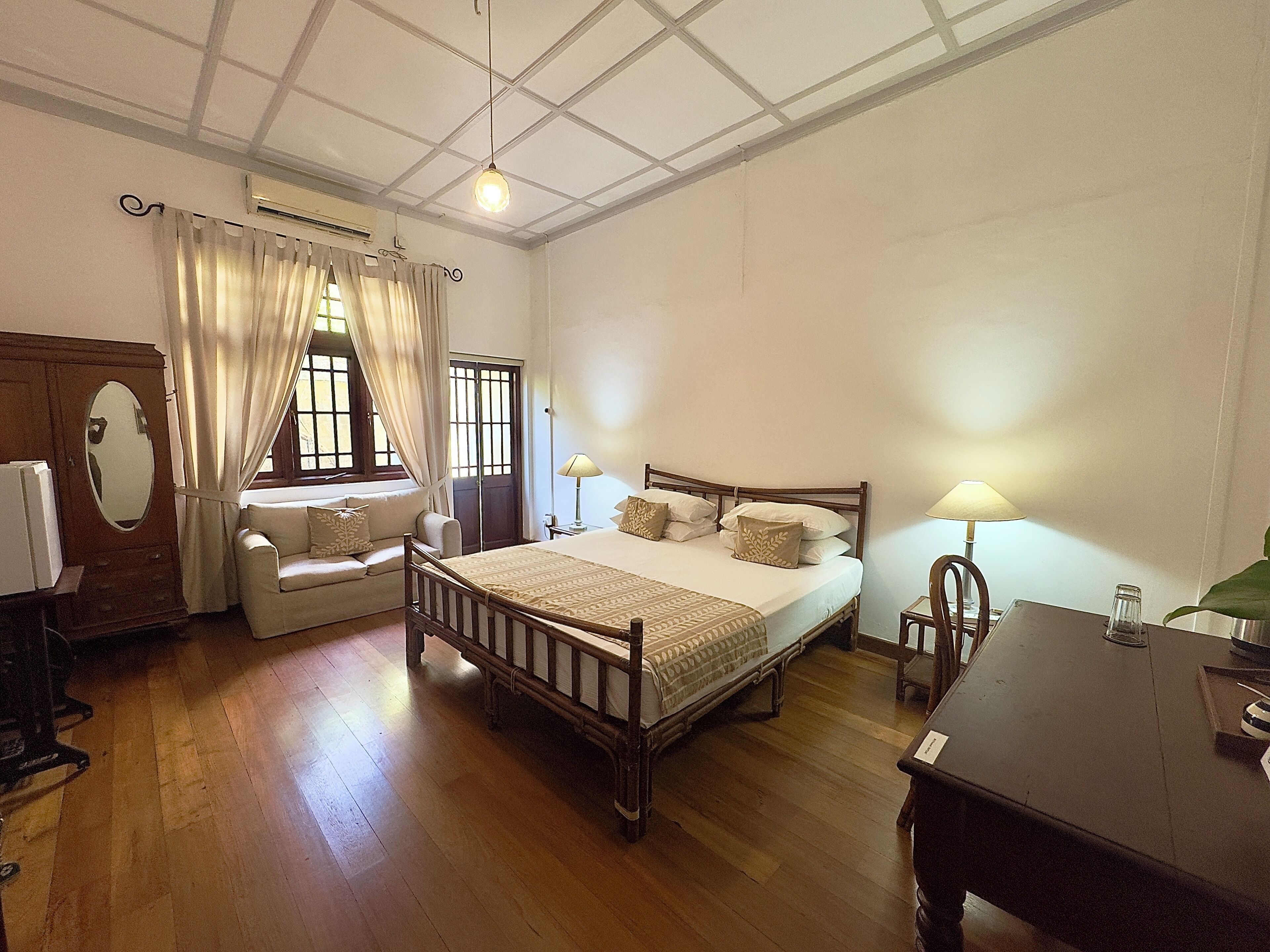 Dobbeltrom – deluxe | Safe på rommet, skrivebord, blendingsgardiner og strykejern/-brett