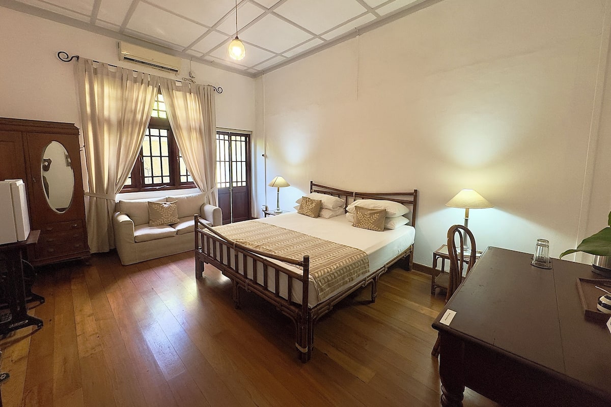 Dobbeltrom – deluxe | Safe på rommet, skrivebord, blendingsgardiner og strykejern/-brett