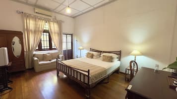 Deluxe dubbelrum | Värdeförvaringsskåp på rummet, skrivbord och mörkläggningsgardiner