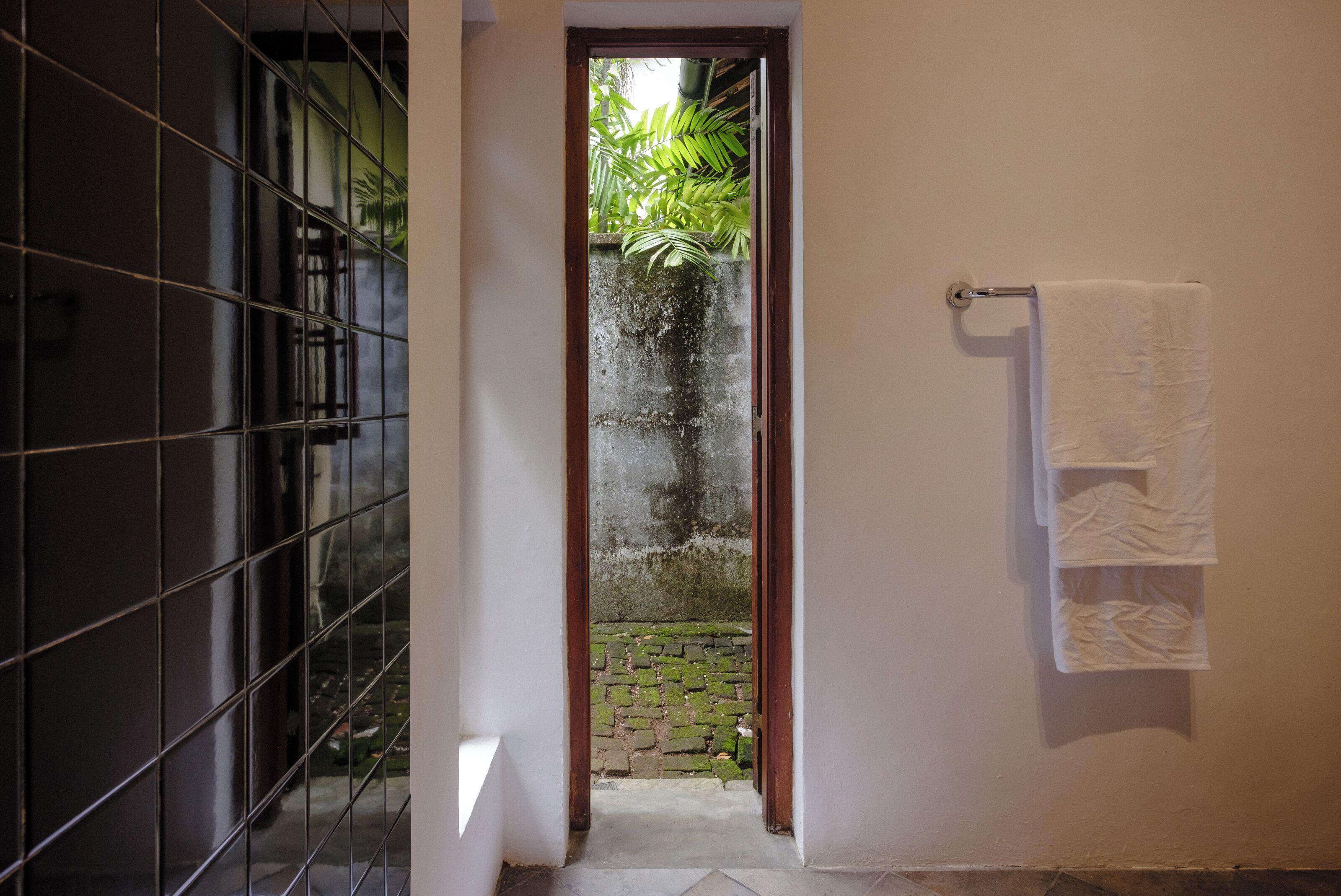 Deluxe Double Room | Bathroom | Shower, free toiletries, towels, shampoo