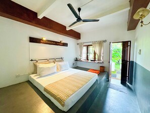 Habitació doble estàndard | 1 dormitori, caixa forta a l'habitació, escriptori i cortines opaques 