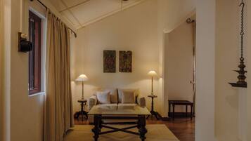 Suite Premier | Caja fuerte, escritorio, cortinas opacas y tabla de planchar con plancha