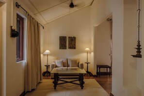 Premier-svíta | Öryggishólf í herbergi, skrifborð, myrkratjöld/-gardínur