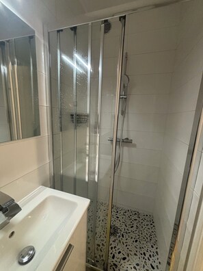 Amenidades de baño gratuitas, secadora de cabello, toallas, jabón