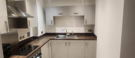 Departamento | Cocina privada | Refrigerador, microondas, horno y parrilla de estufa