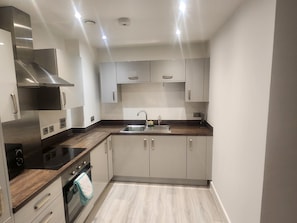 Private kitchen - Modern & Cozy 1bed Apartment Close to City Centre (Coventry)