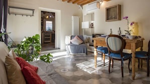 TV - Cosy apartment for 4 guests with private pool, A/C, WIFI, TV, patio and pets allowed (Capannori)
