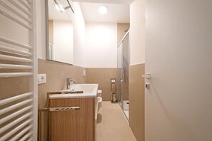 Dusche, Haartrockner, Bidet, Handtücher