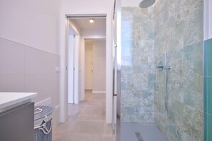 Douche, sèche-cheveux, bidet, serviettes fournies