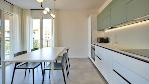 Kühlschrank, Mikrowelle, Geschirrspüler, Wasserkocher