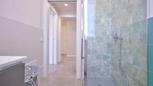 Dusche, Haartrockner, Bidet, Handtücher