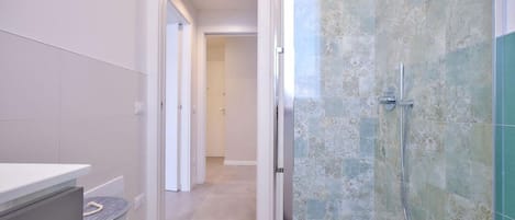 Dusche, Haartrockner, Bidet, Handtücher