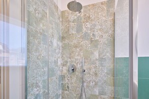 Shower, hair dryer, bidet, towels - ApartmentsGarda - Residenza Vittoria (Garda)