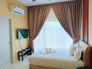 Eenvoudige studio, 1 queensize bed, niet-roken, uitzicht op de stad | Een laptopwerkplek, een strijkplank/strijkijzer, gratis wifi, beddengoed