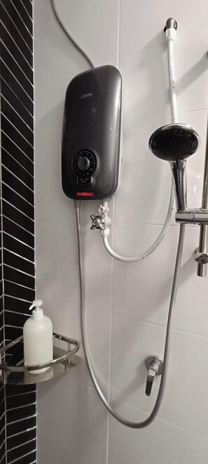 Set di cortesia gratuito, asciugacapelli, asciugamani, sapone