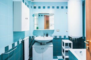 Sèche-cheveux, serviettes fournies, savon, papier toilette