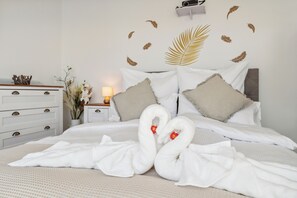 1 slaapkamer, een bureau, een strijkplank/strijkijzer, reisbedje