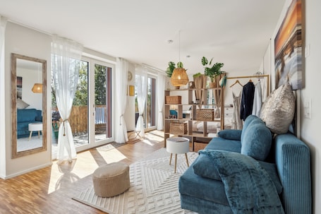 Smart TV, books, stereo. ReMo l Business - Family l Aare view, near old town + terrace l Parking lot