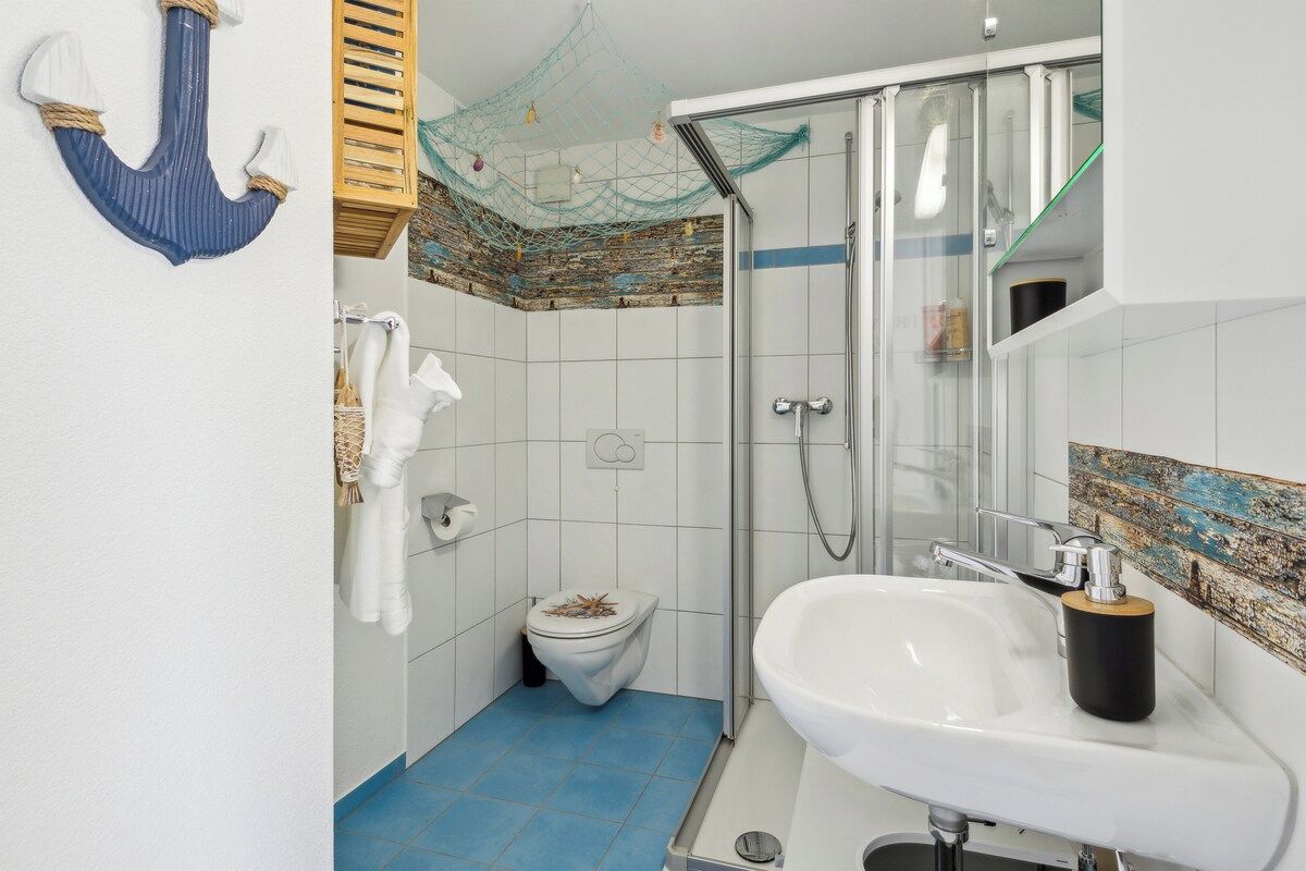 Das Badezimmer verfügt über eine grosse Dusche mit allen Hygieneprodukten die es für den Alltag braucht. 