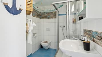 Das Badezimmer verfügt über eine grosse Dusche mit allen Hygieneprodukten die es für den Alltag braucht.