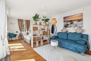 1 slaapkamer, een bureau, een strijkplank/strijkijzer, reisbedje