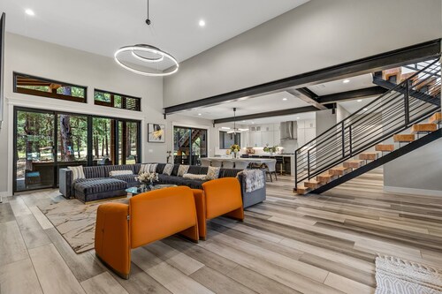 Sleeps 18 | Luxury Flagstaff Forest Lodge