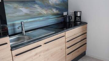 Een koelkast, een microgolfoven, een oven, een kookplaat