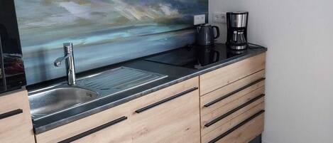 Frigorífico, microondas, horno y placa de cocina