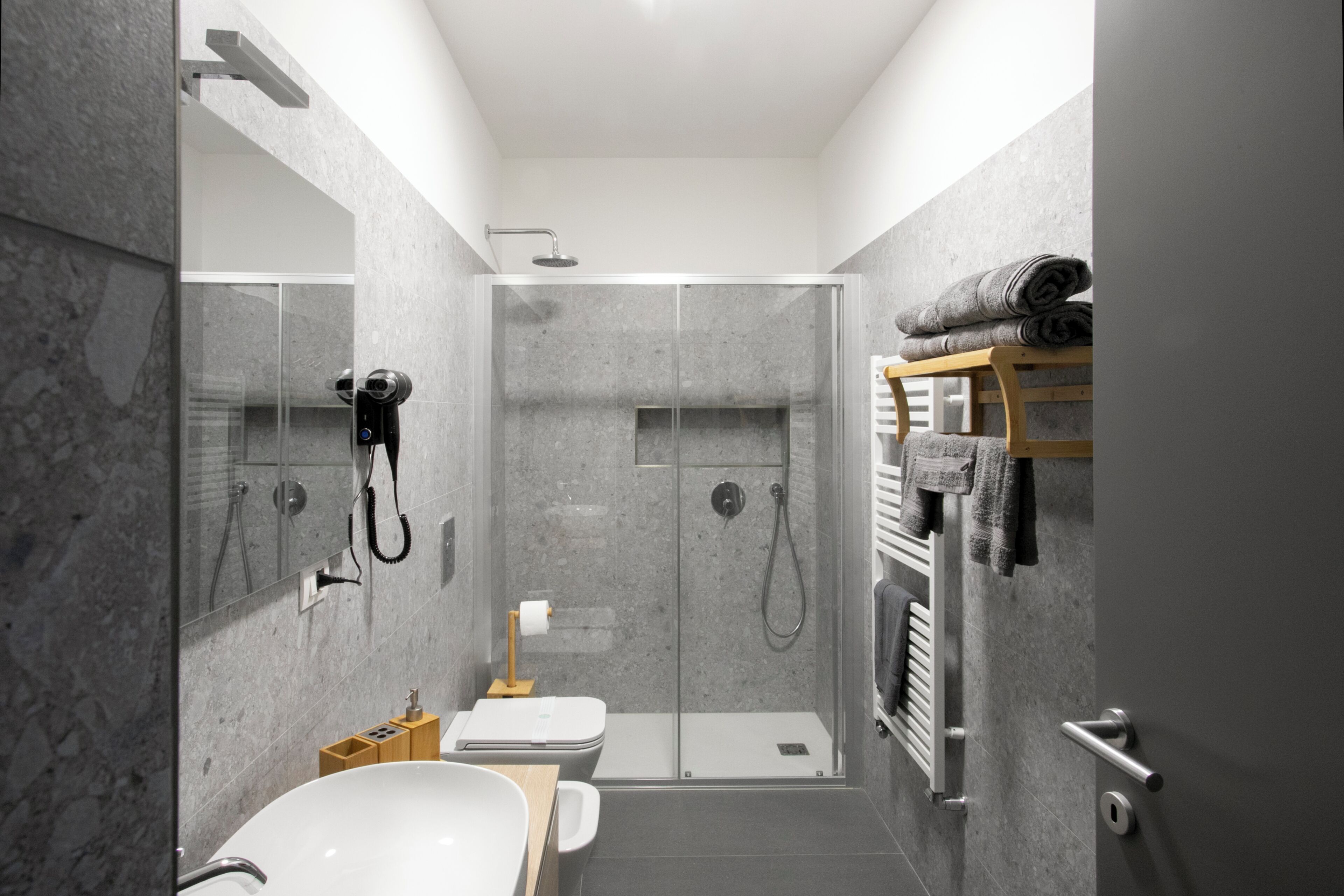 Doccia, asciugacapelli, accappatoio, asciugamani