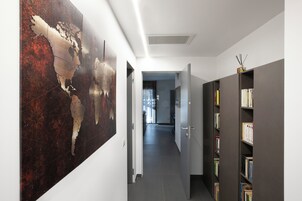 3 多间卧室、客房内保险箱、遮光窗帘、隔音