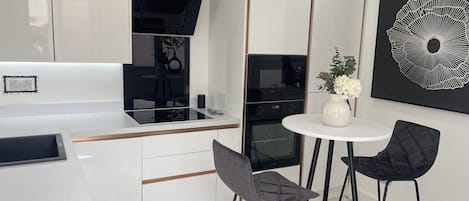 Apartment | Eigene Küche | Kühlschrank, Mikrowelle, Ofen, Herdplatte