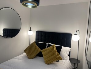 1 habitación, tabla de planchar con plancha, wifi gratis y ropa de cama