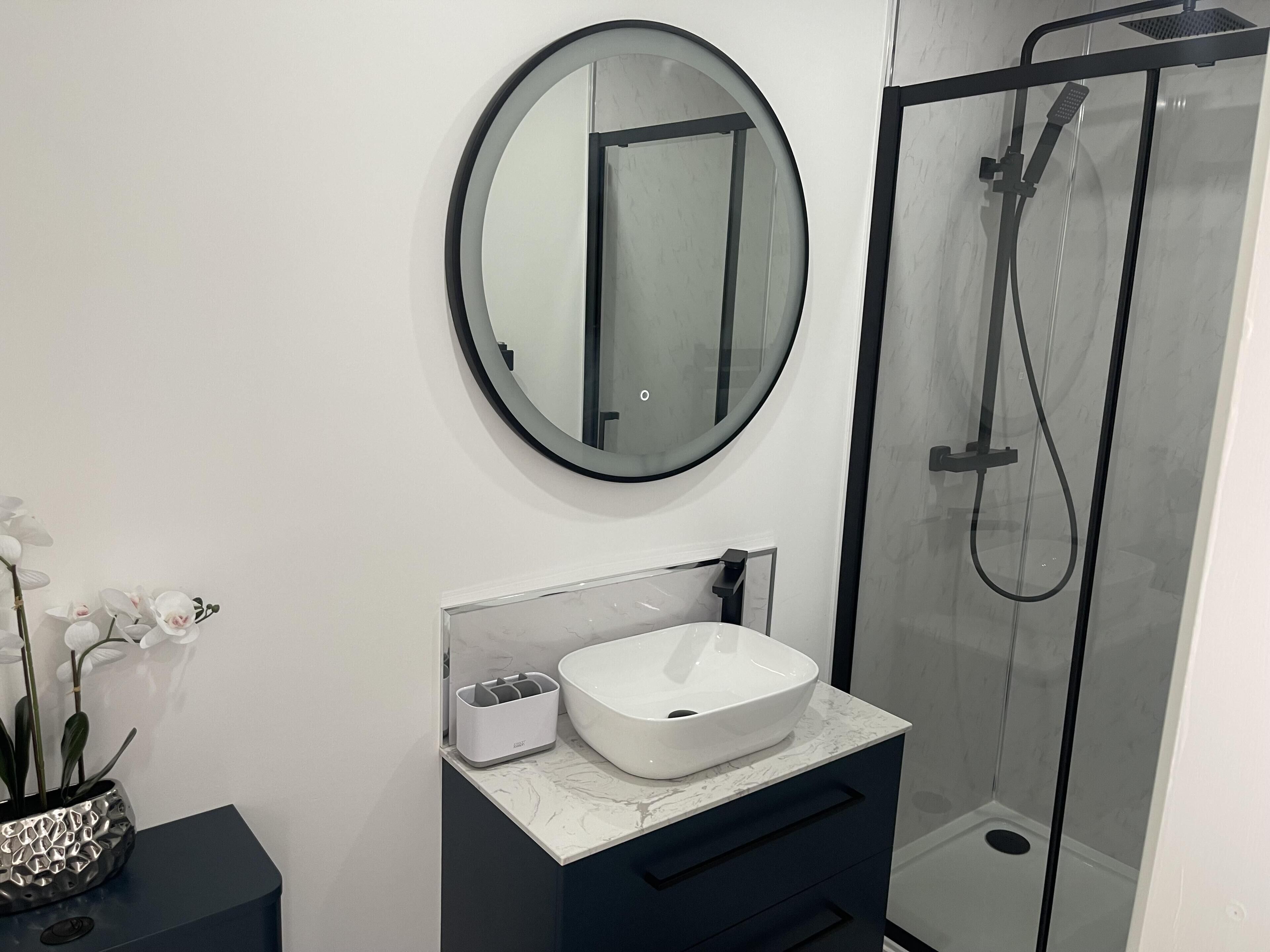 Apartment | Bathroom | Shower, hair dryer, towels