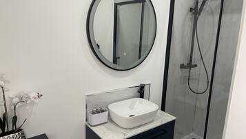 Apartment | Bathroom | Shower, hair dryer, towels