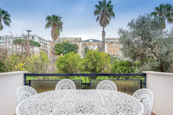 屋外ダイニングエリア