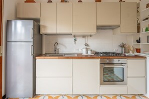 冷蔵庫、電子レンジ、オーブン、コンロ